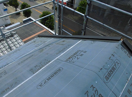 加古川市のカバー工事で敷かれた防水シート